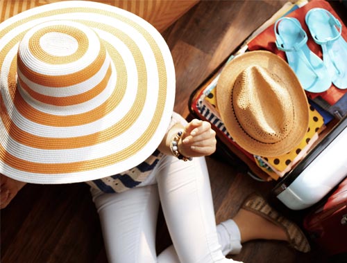 Ragazza con la sua valigia